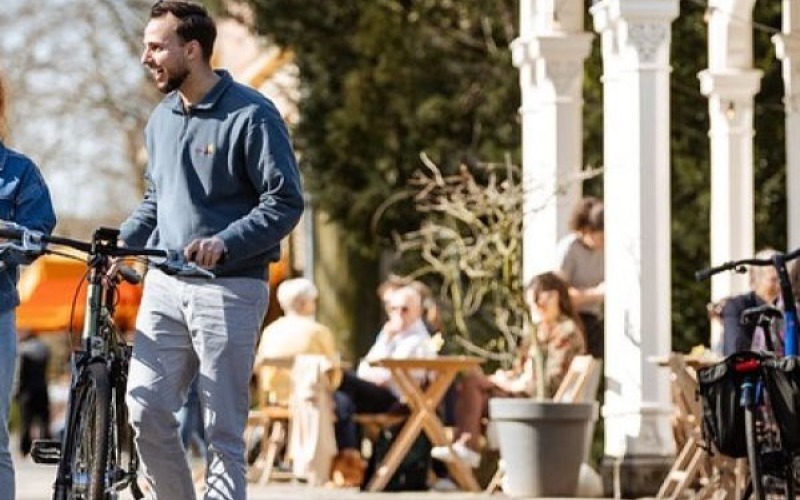 <p>Plan je een meerdaagse fietstocht? Ontdek de mooiste routes, praktische tips voor materiaal en inspirerende, ongepolijste verhalen van ervaren fietsreizigers. Dé ideale voorbereiding voor jouw volgende reis begint hier.</p>